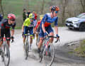 Fast 75 Kilometer lang war zu Beginn des Rennens eine fünfköpfige Spitzengruppe vorne, mit dabei war Lawson Craddock vom Team Jayco-AlUla (rechts)...