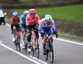Vier Fahrer bilden die Ausreißergruppe des Tages: Mathieu Burgaudeau (TotalEnergies), Stefan Bissegger (EF Education EasyPost), Christian Scaroni (Astana Qazaqstan Team) und Jasper De Buyst (Lotto-Dstny)