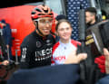 Ausnahmen bestätigen die Regel. Egan Bernal verteilte freundlich Selfies, doch der Kolumbianer hatte zuletzt ohnehin gut lachen, die Formkurve zeigte nach seinem Horrorsturz vor gut zwei Jahren zuletzt wieder deutlich bergauf.