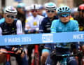 Gebremste Begeisterung am Start der 7. Etappe von Paris-Nizza. Zwar wurde die Etappe bereits auf 104 Kilometer verkürzt, aber Dauerregen und einstellige Temperaturen sorgten für wenig Freude.