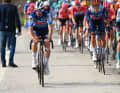 In der Spitzengruppe war das Tempo hoch, so bekamen Fahrer wie Julian Alaphilippe Probleme und ließen sich zurück ins Peloton fallen