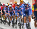 Im Hauptfeld machte unter anderen das Team Alepcin-Deceuninck das Tempo, das für ihren Top-Sprinter Jasper Philipsen fuhr