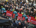 Das Team Bora-Hansgrohe bahnt sich einen Weg durch die Zuschauermassen vor dem Start am Samstag