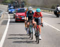 Drei Ausreißer setzen sich vom Peloton ab: Thomas De Gendt (Lotto-Dstny), Urko Berrade (Equipo Kern Pharma) und Idar Andersen (Uno-X Mobility)