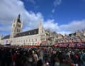 Am Rathaus in Ypern startete Gent-Wevelgem 2024.
