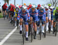 Den Großteil der Nachführarbeit verrichtete zunächst Alpecin-Deceuninck, das Team von Weltmeister und Topfavorit Mathieu van der Poel