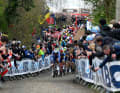 Die Verfolgung organisierte in erste Linie Alpecin-Deceuninck, maximal vier Minuten gab die Mannschaft von van der Poel den Ausreißern.