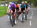 Fünf Ausreißer setzen sich vom Peloton ab: Alexis Vuillermoz (TotalEnergies), Enekoitz Azparren (Euskaltel-Euskadi), Ivan Cobo (Equipo Kern Pharma), Jetse Bol (Burgos-BH) und Xabier Azparren (Q36.5 Pro Cycling Team)