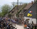 Das Feld rollte also wieder zusammen und das Team Alpecin-Deceuninck sorgte für hohe Geschwindigkeiten. In den Pave-Sektoren zerriss deshalb das Peloton in mehrere Gruppen