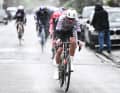 70 Kilometer vor dem Ziel werden die Ausreißer gestellt, das Peloton fliegt auseinander, viele Favoriten bekommen bereits Probleme