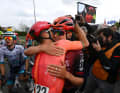 Thomas Pidcock feiert den Sieg beim Amstel Gold Race nach der Ziellinie.