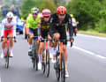 Auf der 190 langen Flachetappe nach Andora machte sich kurz nach dem Start eine vierköpfige Spitzengruppe auf den Weg - mit dabei war auch Filippo Ganna von Ineos Grenadiers (vorne), der sich kurze Zeit später aber wieder ins Peloton zurückfallen ließ