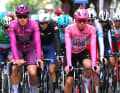 Der Tagessieger der 3. Etappe Tim Merlier (links) durfte das Maglia Ciclamino auf der 4. Etappe tragen