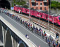 Zunächst musste das Feld, begleitet vom Giro-Zug, eine vierköpfige Ausreißergruppe verfolgen.