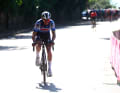 Gestellt wurden sie erst auf den letzten hügeligen Kilometern des Tages. Als Erster rauschte Julian Alaphilippe an ihnen vorbei, der am vorletzten Anstieg zur Attacke blies.