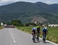 Von Beginn des Tages wurde attackiert. Auch Julian Alaphilippe zählte zu den frühen Angreifern, wurde aber hier genau wie Danny van Poppel und Fernando Gaviria zunächst wieder gestellt.