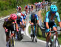 Nachdem sich auf dem flachen Abschnitt keiner lösen konnte, gingen die Angriffe an der acht Kilometer langen ersten Bergwertung weiter. Alaphilippe war wieder dabei und konnte sich mit Aurelien Paret-Peintre und Filippo Fiorelli ein paar Sekunden herausholen. Von Beginn des Tages wurde attackiert. Auch Julian Alaphilippe zählte zu den frühen Angreifern, wurde aber hier genau wie Danny van Poppel und Fernando Gaviria zunächst wieder gestellt.