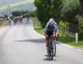 Anschließend bildete sich doch eine Spitzengruppe, aus der heraus sich Julian Alaphilippe (vorne) und Mirco Maestri frühzeitig absetzen konnten