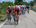 Gut 60 Kilometer vor dem Ziel kommt es zu Windstaffeln im Peloton