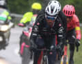 Dort geht es gegen 14:30 Uhr dann doch los mit der 16. Etappe: Vier Fahrer um Julian Alaphilippe bestimmen zunächst das Geschehen