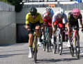 Kurz vor dem Finale schloss dann Edoardo Affini (vorne) zu den Ausreißern auf - ohne Erfolg. 10 Kilometer vor dem Ziel wurde das Quintett vom Peloton geschluckt