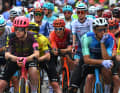 Mit gewollter Verspätung startete das Peloton in die 19. Etappe. Aus Angst, die Fahrer könnten zu früh im Ziel sein, schickten die Organisatoren das Feld erst eine Viertelstunde nach dem Plan los.