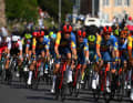 Im Peloton machten die Sprinterteams um Lidl-Trek die Nachführarbeit. So wurden die Ausreißer rechtzeitig wieder gefasst