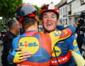 Mads Pdersen feiert den Sieg mit seinen Teamkollegen.
