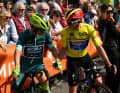 Bei der 5. Etappe des Criterium du Dauphine 2024 durfte Remco Evenpoel (rechts) erstmalig das Trikot des Gesamtführenden tragen
