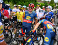 Weil sich die Wetterbedingungen verschlechterten und die Straßen glatt waren, kam es circa 20 Kilometer vor dem Ziel zu einem großen Sturz im Peloton