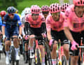 EF Education EasyPost drückt an den Anstiegen im Hauptfeld aufs Tempo