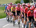 Im Peloton sorgte unter anderem das Team EF Education-EasyPost für dem Gesamtführenden Alberto Bettiol für die Nachführarbeit
