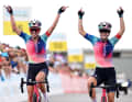Das Team Canyon//SRAM Racing feiert auf der 3. Etappe der Tour de Suisse der Frauen 2024 einen Doppelsieg durch Neve Bradbury (rechts) und Kasia Niewiadoma (links)