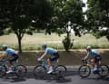 Bereits am ersten Anstieg bekam Rekordjäger Mark Cavendish Probleme. Beschützt von seinen Teamkollegen kam er am Ende aber rechtzeitig ins Ziel