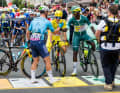 Noch am Vortag hatte Mark Cavendish mit seinem Etappensieg Tour-Geschichte geschrieben. Er schlägt vor der Etappe mit Biniam Girmay ein
