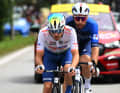 Mit Matteo Vercher (TotalEnergies) und Clement Russo (Groupama-FDJ) setzen sich zwei Ausreißer ab