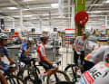 An den Kassen des Supermarkts machen sich die Fahrer bereit für die 185,5 Kilometer zwischen Jerez de la Frontera und Yunquera