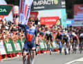 ... Eddie Dunbar überrascht seine Mitstreiter mit einem Angriff 600 Meter vor dem Ziel und gewinnt