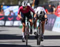 Demi Vollering und Lotte Kopecky sprinten um den Sieg