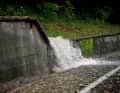 Wassermassen laufen auf die Straße