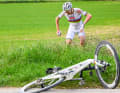 Die Szene des Tages ereignete sich 50 Kilometer vor dem Ziel. Pogačar stürzte in einer Kurve, die er zu schnell in Angriff genommen hatte. Doch er rappelte sich wieder auf.