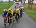 Doch mit abtrocknender Witterung nahm das Peloton wieder Tempo auf.