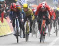 Josh Tarling (INEOS Grenadiers) kam im Schlusssprint nahe heran, musste sich aber Pedersen geschlagen geben.