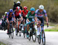 Acht Fahrer setzten sich in einer Ausreißergruppe ab. Mit dabei war auch Mathieu van der Poel (vorne)