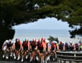Bevor es in die entscheidende Rennphase ging, übernahm das Team INEOS Grenadiers die Tempoarbeit. Besonders Geraint Thomas (vorne) zog die Zügel an