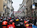 Mailand-San Remo 2025 startete in Pavia bei regnerischen Bedingungen. Das Wetter sollte sich aber mit Rennverlauf bessern