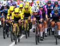 Die großen Teams um Team Visma | Lease a Bike und Team SD Worx - Protime blieben aber weiterhin auf dem Gaspedal und holten die Ausreißerinnen frühzeitig wieder ein