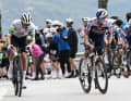 Juan Ayuso initiierte zwei Kilometer vor dem Ziel den ersten Angriff, den Primoz Roglic jedoch folgen konnte.