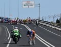 Alles brach die Gruppe früh auseinander. Jokin Murguialday (Euskaltel - Euskadi) und Enzo Paleni (Groupama - FDJ) waren die letzten Ausreißer.
