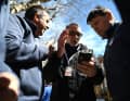 Krisengespräch vor der Etappe: Ex-Profi und Renndirektor Francisco Jose Garcia Armendaris (M.) und Kommissäre der UCI diskutieren die windbedingte Verkürzung der Etappe.